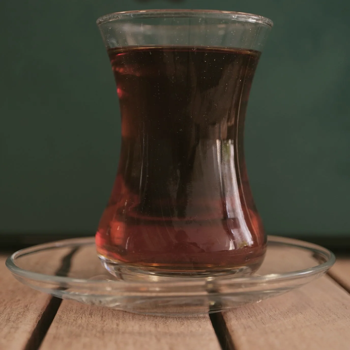 Teáscsésze a földszinti terem asztalán